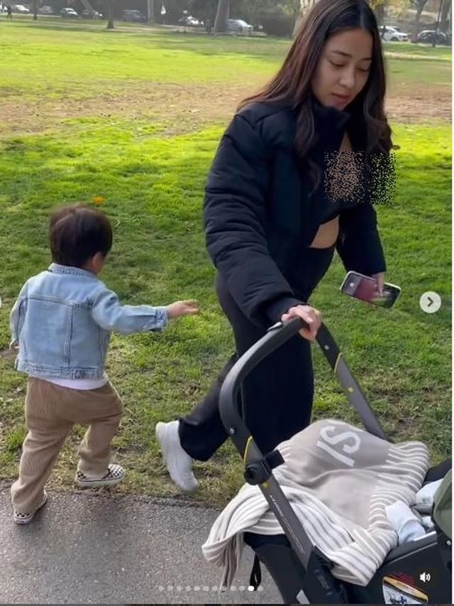 6 Potret Nikita Willy Usai Melahirkan, Perdana Ajak Baby Nael Jalan-Jalan