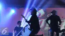 Musisi Viky Sianipar (kiri) dan Alsant Nababan saat tampil di konser Toba Rock di Jakarta, Jumat (2/9). Konser Toba Rock mengusung konsep penggabungan musik etnik Batak dan rock barat. (Liputan6.com/Helmi Afandi)