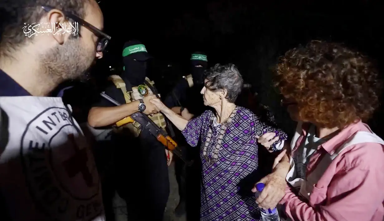 Upaya diplomatik untuk membebaskan lebih dari 200 orang yang disandera Hamas membuahkan hasil bersamaan dengan intensifnya serangan terhadap Gaza. (Al Qassam brigades via AP)