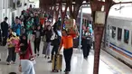 Penumpang kereta api Senja Utama tiba di Stasiun Pasar Senen, Jakarta Pusat, Sabtu (23/6). Pihak KAI memperkirakan arus balik Idul Fitri 1439 Hijriyah masih akan berlangsung hingga tanggal 26 Juni mendatang. (Liputan6.com/Immanuel Antonius)