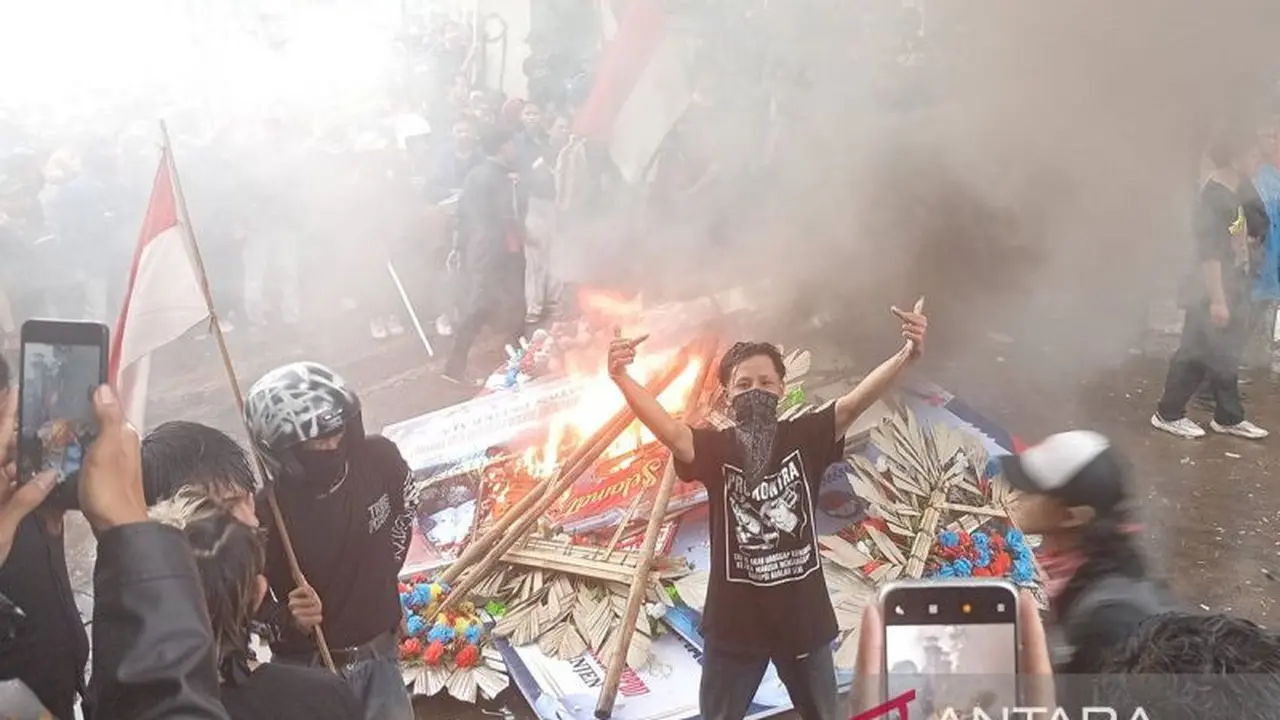 Demo di Banyumas memanas, massa merusak sejumlah fasilitas umum. Foto Antara