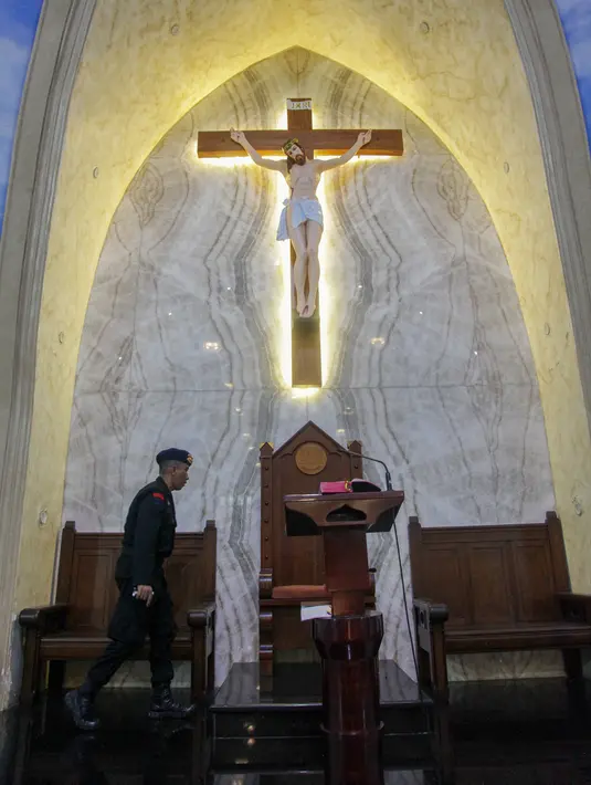 Seorang anggota polisi antiteror memeriksa keamanan di sebuah gereja jelang malam Natal di Medan, Sumatera Utara, Sabtu (24/12/2022). Pengamanan dilakukan di sejumlah gereja di berbagai wilayah guna menciptakan rasa aman dan khidmat bagi warga yang akan melangsungkan ibadah malam Natal. (ARIANDI/AFP)