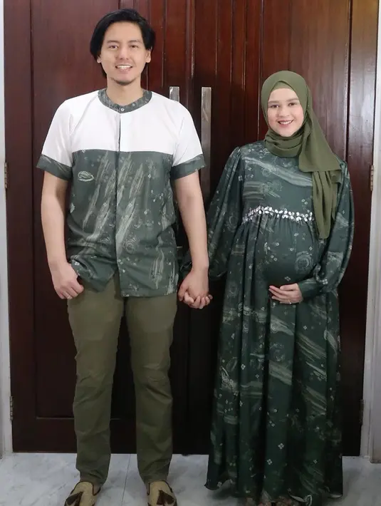 Melansir Liputan6.com, beberapa waktu lalu ibunda Cut Meyriska yang dihubungi awak media menceritakan kebanggaannya terhadap sang menantu. Ia menceritakan berbagai hal yang dilakukan Roger kepada anak perempuannya yang tengah mengandung. (Instagram/cutratumeyriska)