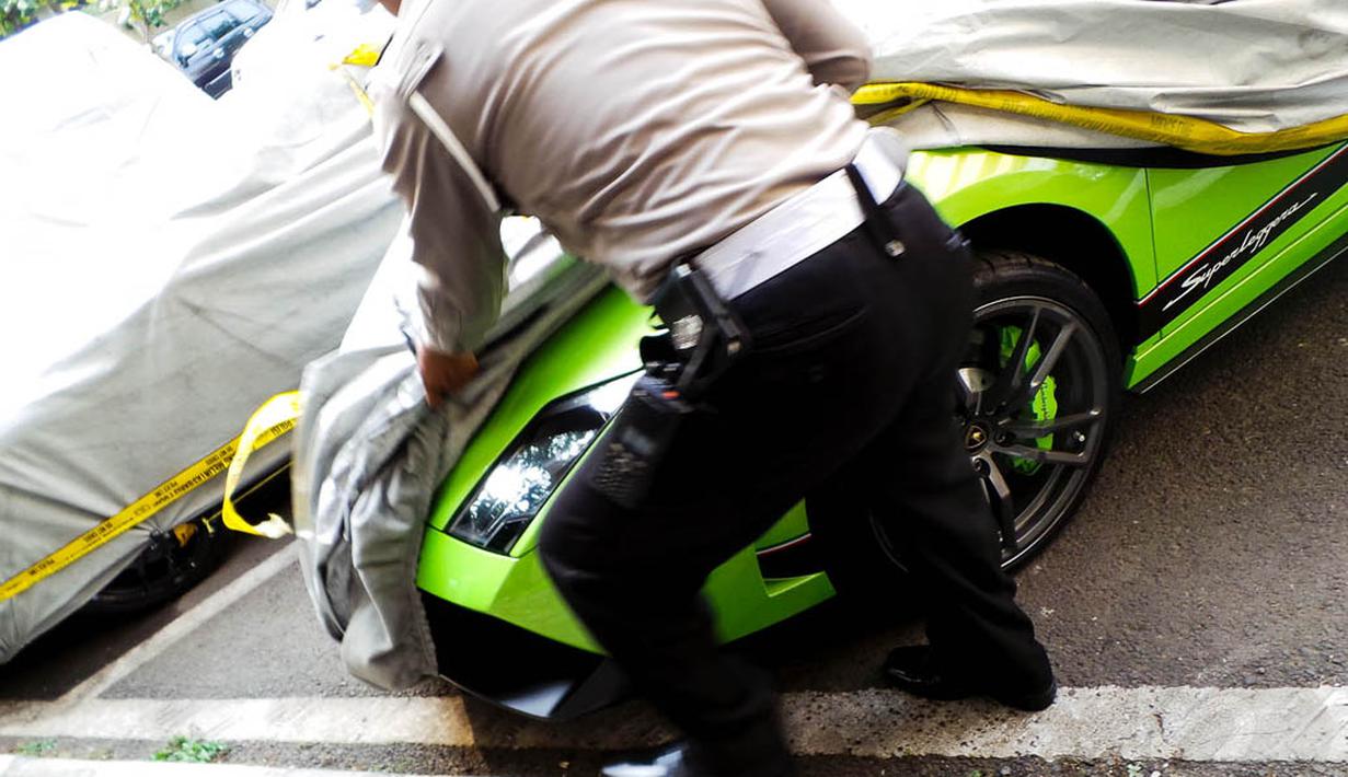 Lamborghini hijau itu bermasalah dikarenakan kendaraan tersebut tidak dilengkapi surat-surat dan dokumen kepemilikan mobil, Jakarta, (1/9/14). (Liputan6.com/Faizal Fanani)