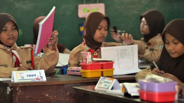 Antusiasme Siswa-siswi Sekolah Dasar 05 dan 07 Cipinang Melayu Ikuti Simulasi Program Makan Bergizi Gratis