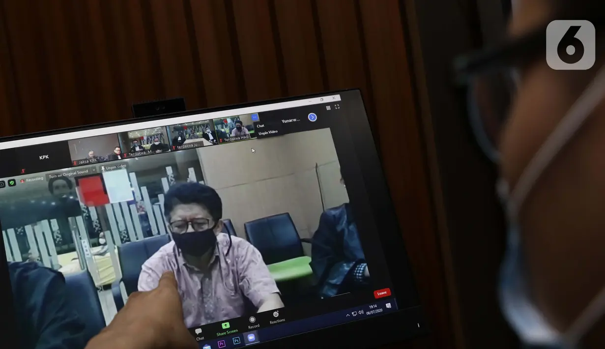 Layar monitor menampilkan terdakwa suap pengurusan restitusi pajak PT WAE tahun 2015-2016, Hadi Sutrisno saat menjalani sidang pembacaan putusan secara daring di Gedung KPK, Jakarta, Senin (6/7/2020). Hadi Sutrisno dihukum tiga tahun penjara denda Rp 200 juta. (Liputan6.com/Helmi Fithriansyah)