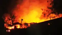 Kebakaran melanda pabrik kertas di Boyolali, Jawa Tengah, Jumat (31/7/2015) malam. (Liputan6.com/Reza Kuncoro)