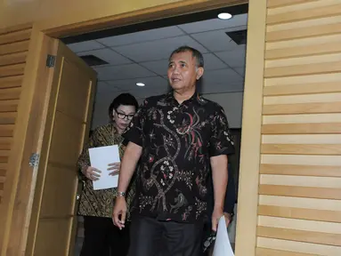 Ketua KPK Agus Rahardjo (kanan) jelang memberikan keterangan pers di Gedung KPK, Jakarta, Jumat (2/12). Keterangan pers tersebut terkait Operasi Tangkap Tangan (OTT) terhadap Wali Kota Cimahi (nonaktif) Atty Suharti Tochija. (Liputan6.com/Helmi Afandi)
