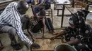 Sejumlah petugas menghitung kelereng yang akan digunakan untuk pemilihan Presiden Gambia di distrik Tallinding, Serekunda, Gambia (30/11). Mekanisme pemungutan suaranya hampir sama dengan negara demokrasi lainnya. (AFP/Marco Longari)