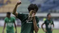 Striker Persebaya, Rishadi Fauzi, merayakan kemenangan atas Martapura FC pada laga semifinal Liga 2 2017 di Stadion GBLA, Bandung, Sabtu (25/11/2017). Persebaya menang 3-1 atas Martapura FC. (Bola.com/Vitalis Yogi Trisna)