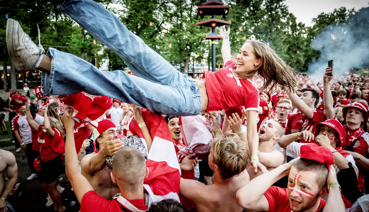 Sejumlah suporter Timnas Denmark mengangkat fans wanita  saat menonton bersama laga melawan Timnas Inggris di  Copenhagen, Denmark, Kamis (8/7/2021). (Foto:AFP/Mads Claus Rasmussen / Ritzau Scanpix,Pool)