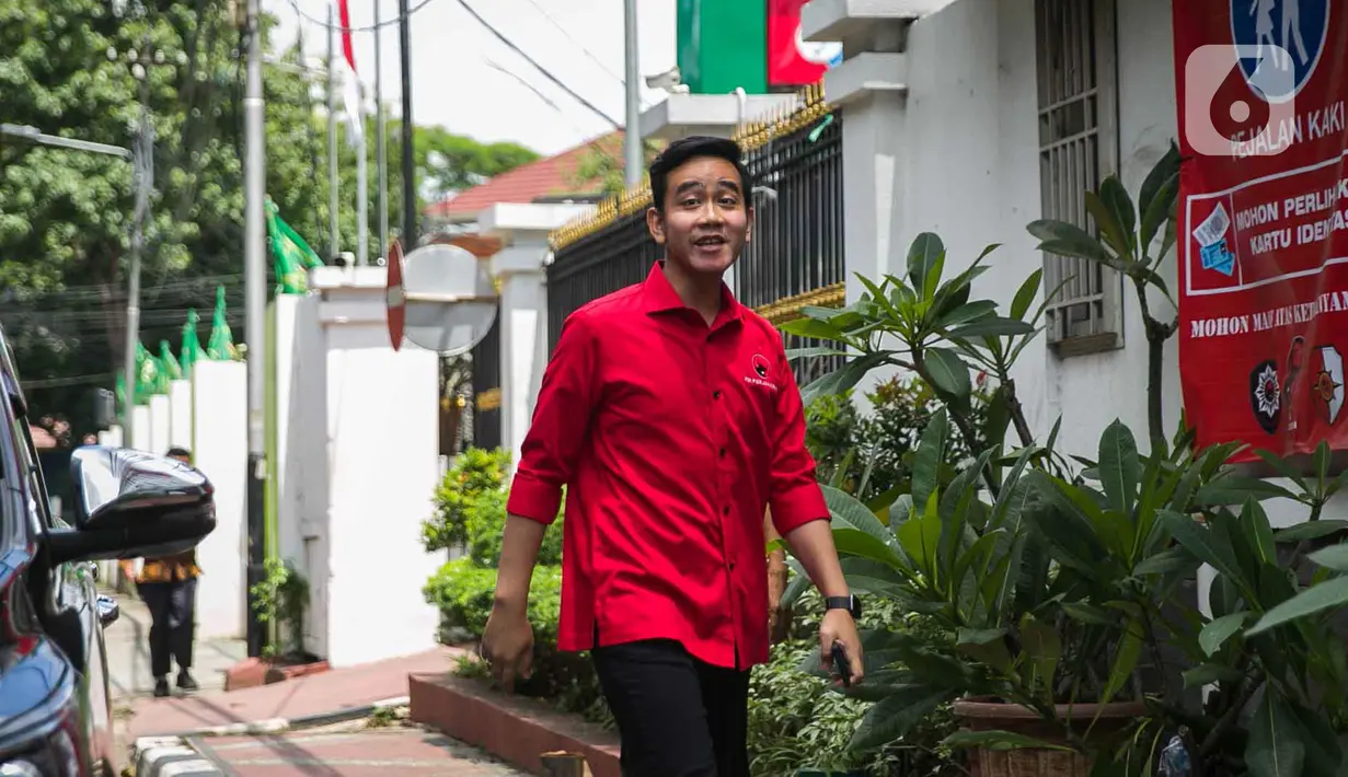 Bakal calon wali kota Surakarta, Gibran Rakabuming Raka tiba di DPP PDIP, Jakarta, Senin (10/2/2020). Kedatangannya tersebut untuk Proses fit and proper test calon pilkada 2020. (Liputan6.com/Faizal Fanani)