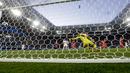 Proses terjadinya gol yang dicetak gelandang Swiss, Granit Xhaka, ke gawang Serbia pada laga grup E Piala Dunia di Stadion Kaliningrad, Kaliningrad, Jumat (22/6/2018). Swiss menang 2-1 atas Serbia. (AP/Victor Caivano)