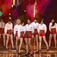 Girlband SNSD sempat dihujat oleh warganet lantaran pakaian yang dikenakannya mirip dengan desain dari Dolce & Gabbana. SNSD pun dituduh melakukan plagiat. (Foto: koreaboo.com)