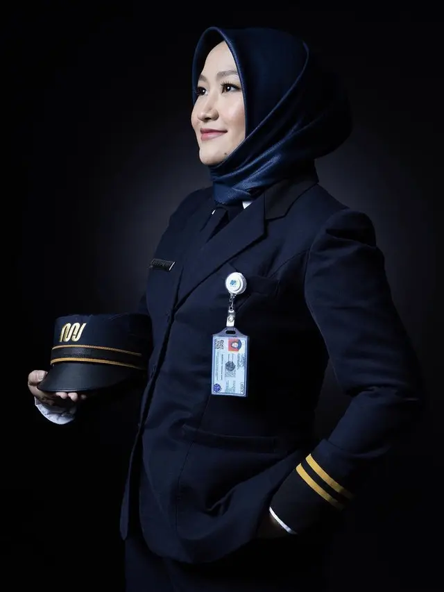 Tiara Alincia buktikan perempuan mampu menjadi masinis MRT, credit: Instagram/Tiara Alincia Fitri (@tiaralincia)