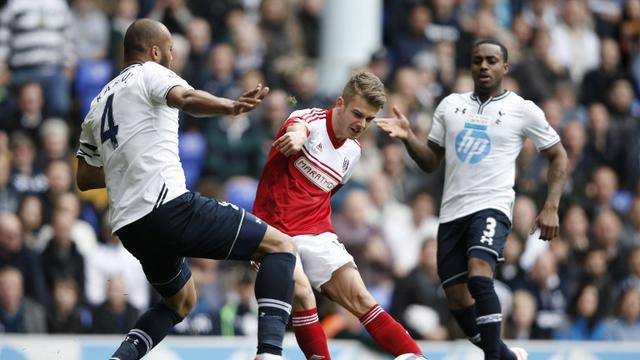 Gelandang Fulham Alexander Kacaniklic mencoba terobos pertahanan Tottenham Hotspur