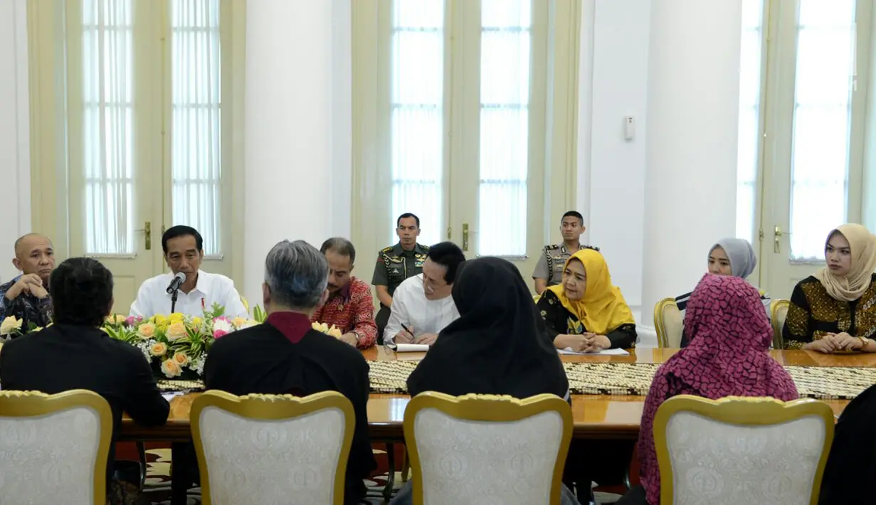 Presiden Jokowi saat menerima komunitas dan pelaku usaha busana muslim di Istana Bogor, Jawa Barat, Kamis (26/4). Usai pertemuan ini diharapkan industri fesyen muslim Tanah Air mampu bersaing di pasar internasional. (Liputan6.com/Pool/Biro Pers Setpres)