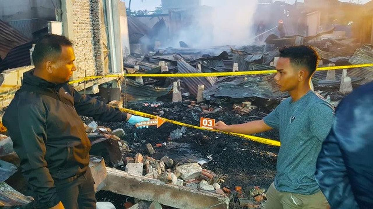Polisi di Rokan Hilir melakukan olah tempat kejadian perkara kebakaran rumah yang menewaskan ibu dan anak.