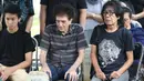 Selain bersama God Bless, ia juga terlibat dalam berbagai proyek musik penting seperti Gong 2000 dan berkontribusi besar dalam perkembangan musik rock tanah air. Tampak dalam foto, ekspresi vokalis grup band God Bless, Ahmad Albar (tengah) bersama Ian Antono (kanan) menyaksikan prosesi pemakaman jenazah Donny Fattah di Tempat Pemakaman Umum (TPU) Kampung Kandang, Jagakarsa, Jakarta Selatan, Sabtu (7/3/2026). (Kapanlagi.com/Budy Santoso)