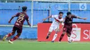 Pemain PSM Makassar, M Arfan (kanan) berebut bola dengan pemain Borneo FC Samarinda, M Sihran pada laga Piala Menpora 2021 di Stadion Kanjuruhan, Malang, Rabu (31/3/2021). Borneo FC berhasil menahan imbang 2-2 saat menghadapi PSM Makassar. (Bola.com/M Iqbal Ichsan)