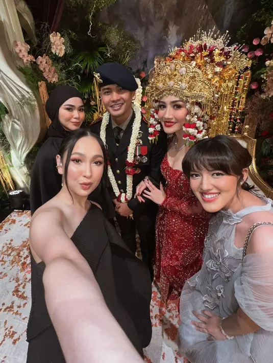Tentu saja, rekan se-grup Febby saat masih remaja, Blink hadir! Agatha Pricilla dan Sivia Azizah kompak tampil serba hitam. Sedangkan Ify tampil mengenakan dress warna icy blue. [@agthpricilla].