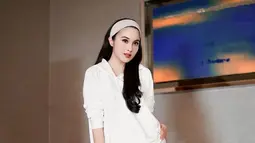 Mengimbangi dengan gaya sporty yang ia kenakan, Sandra Dewi memilih bando dengan model ala bandana. Bando yang memiliki model sedikit lebar ini juga bisa menjadi pilihan aksesoris penghias kepala saat sedang santai. (Liputan6.com/IG/@sandradewi88)