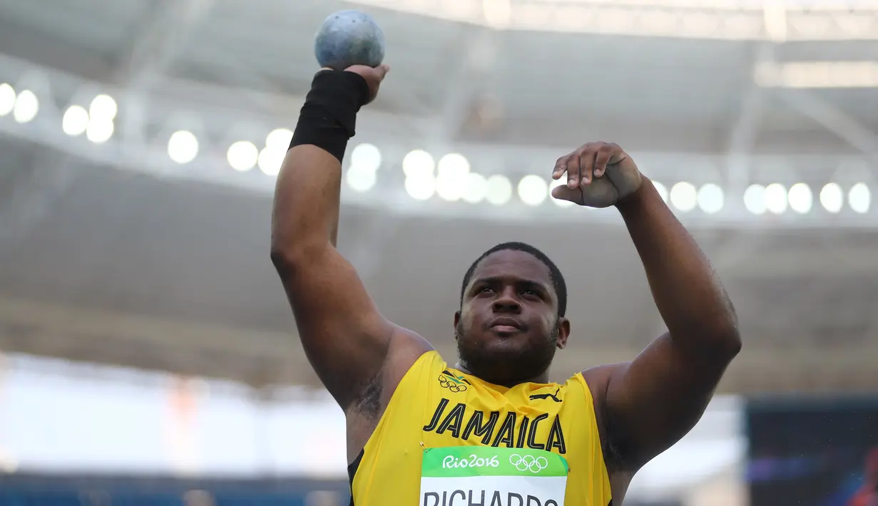 Atlet tolak peluru Jamaika, O'Dayne Richards saat melempar bola yang terbuat dari logam/besi pada Olimpiade 2016 di Rio de Janeiro , Brasil. (18/8). Para atlet berjuang untuk melempar bola besi tersebut sejauh mungkin. (REUTERS / Kai Pfaffenbach)