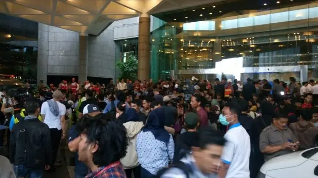 Proses evakuasi korban ambruknya balkon lantai 1 Gedung Bursa Efek Indonesia Tower II, Senin (15/1/2018). (Yurike budiman/Liputan6.com)