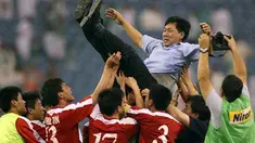 Pelatih Korea Utara, Kim Jong Hun bersama para pemainnya merayakan keberhasilan lolos ke Piala Dunia 2010 Afrika Selatan, setelah bermain 0-0 dengan Saudi Arabia pada 17 Juni 2009 di Riyadh. AFP PHOTO/MIDO AHMED