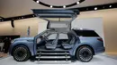 Mobil konsep Lincoln Navigator saat dipamerkan dalam acara New York International Auto Show 2016 di Manhattan, New York (23/3). Mobil ini didesain berkonsep unik dengan fasilitas anak tangga serta pintu yang lebar. (REUTERS/Eduardo Munoz)