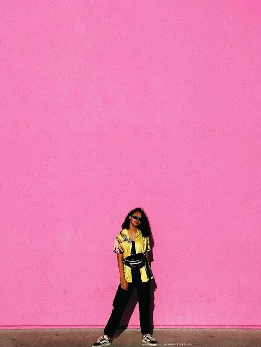 Kemeja warna cerah dipadu inner, celana panjang warna hitam bisa jadi inspirasi street style yang kece. @nayyarasudiro.