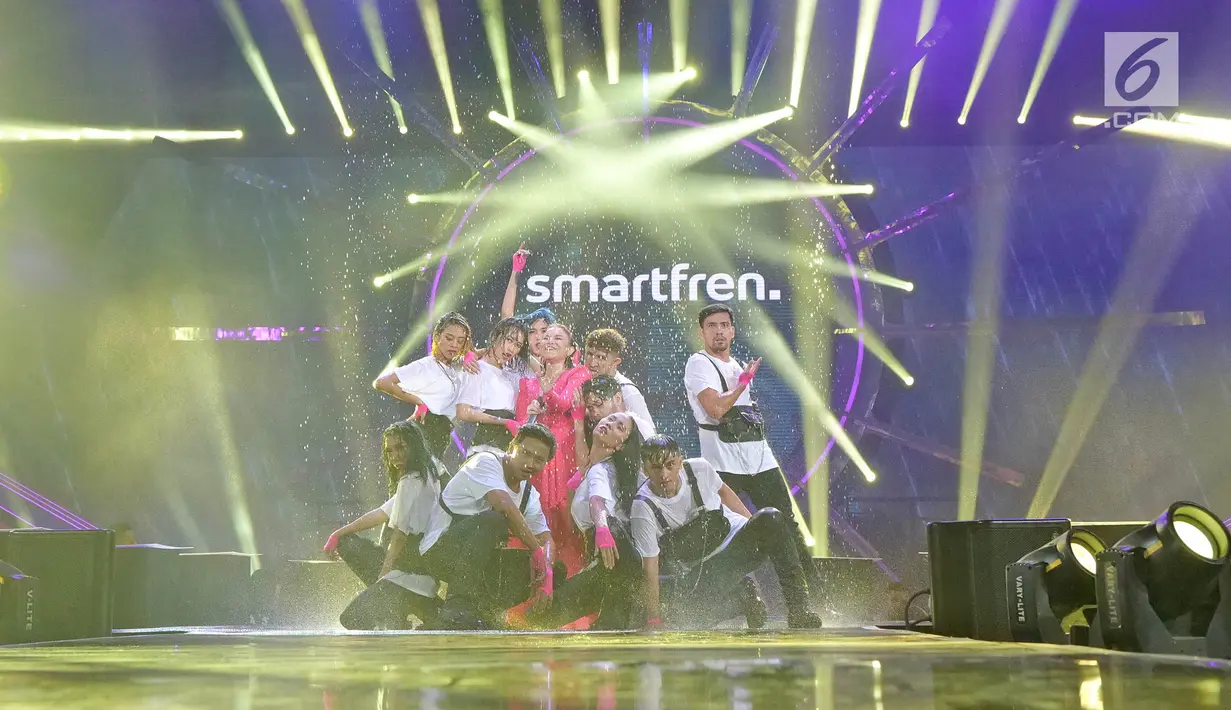 Boy Band asal Korea Ateez menghibur penonton pada Konser "Smartfren Wow" di Istora Senayan, Jakarta, Jumat (20/9/2019). Sebagai penampil pembuka, Ateez langsung memanaskan panggung dengan aksi penuh energik oleh para membernya. (Liputan6.com/Herman Zakharia)