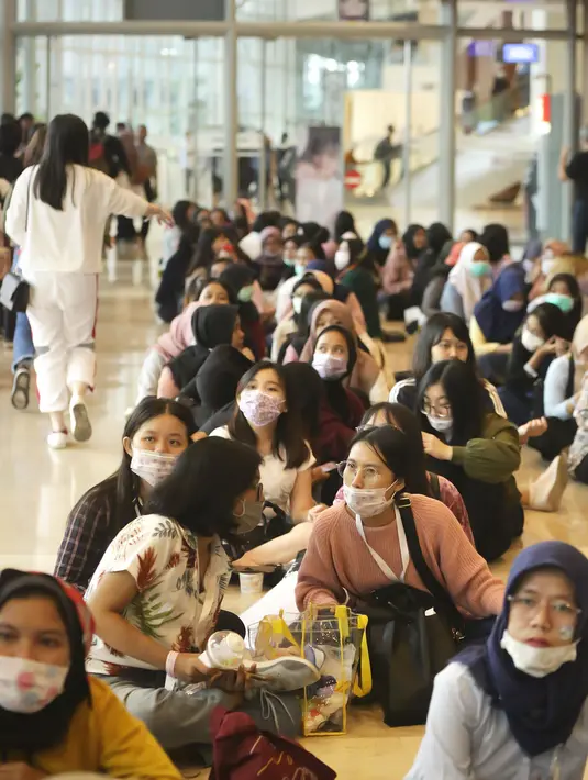 Penggemar Park Jihoon jelanng Konser digelar di ICE BSD Hall 5, Tangerang, Sabtu (15/2/2020). (Bambang E Ros/Fimela.com)