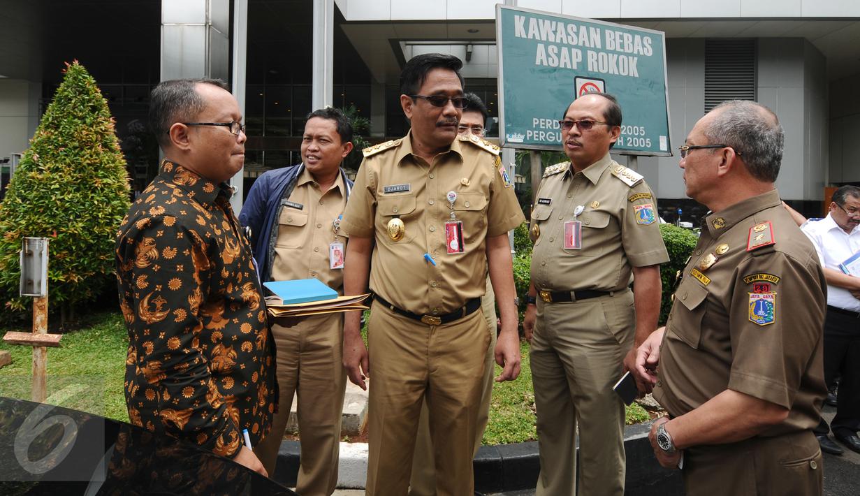 Wagub DKI Jakarta Djarot Saiful Hidayat (tengah) berbincang dengan para staffnya saat inspeksi mendadak di JCC, Selasa (3/1/2016). Tinjauan terkait kesiapan pelaksanaan KTT Luar Biasa OKI pada 6-7 Maret mendatang. (Liputan6.com/Helmi Fithriansyah)
