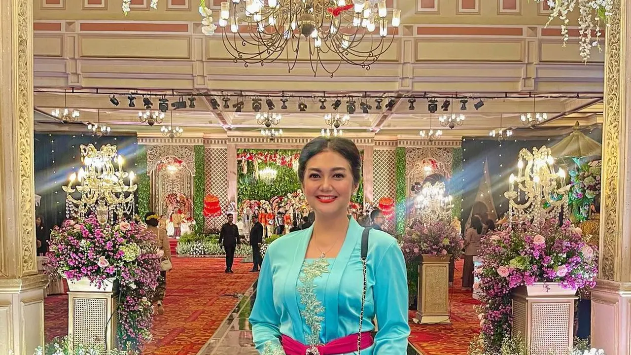 Potret Bella Saphira Kondangan Bareng Ibu-ibu Pejabat, Cantik dengan Kebaya ala Bali