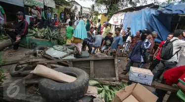 Puluhan warga manggarai menutup akses jalan yang mengarah ke RW 12 Manggarai, Jakarta, Rabu (26/4). Warga Kelurahan Manggarai dengan kompak mengancam akan melakukan blokade rel kereta api di Stasiun Manggarai. (Liputan6.com/Faizal Fanani)