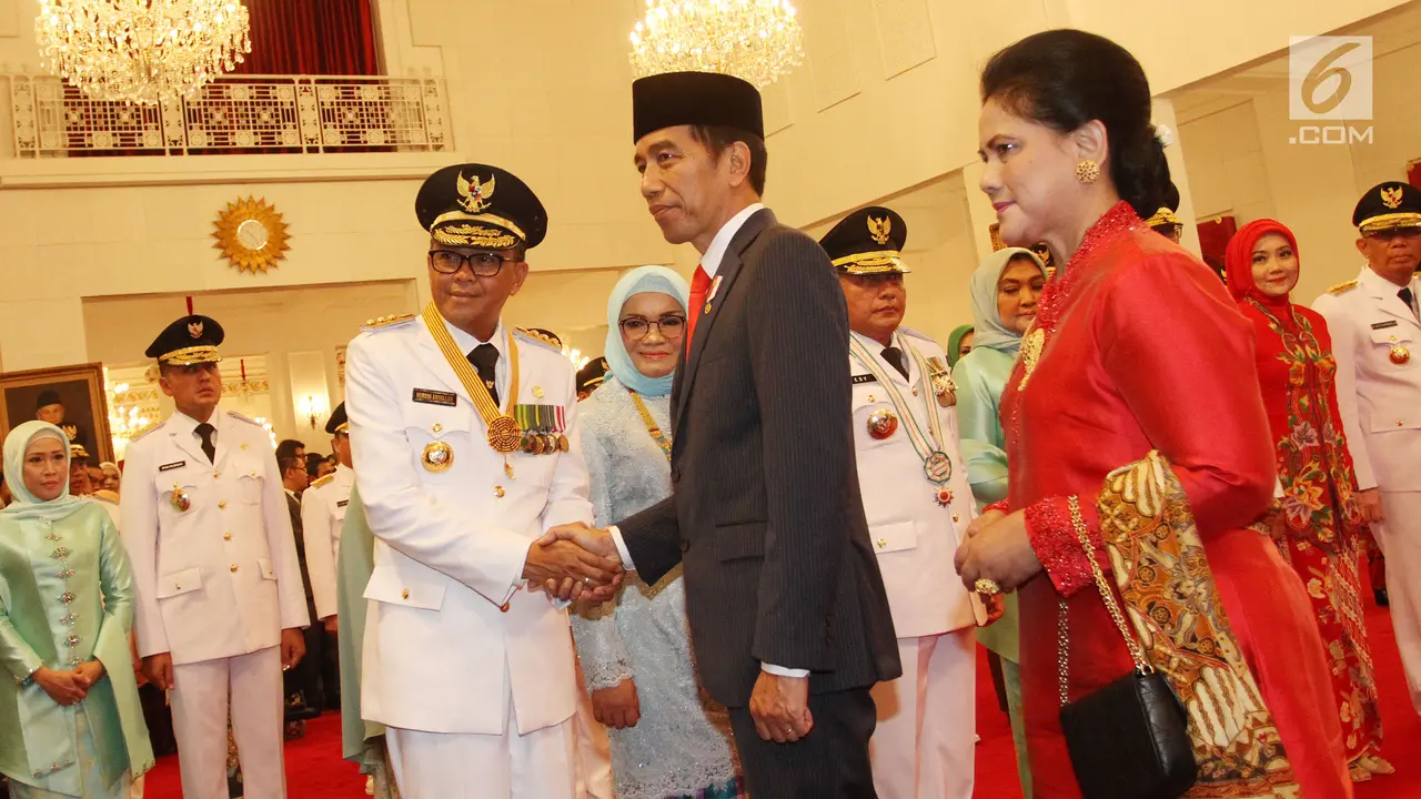 Jokowi Lantik 9 Gubernur dan Wakil Gubernur di Istana Negara