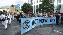 Para pengunjuk rasa mengikuti demonstrasi bertajuk Extinction Rebellion di pusat kota Manchester, Inggris (1/9/2020). Mereka menyerukan kepada anggota parlemen untuk mendukung RUU darurat iklim yang menurut mereka akan mempercepat kemajuan Inggris dalam mengurangi emisi karbonnya. (Xinhua)