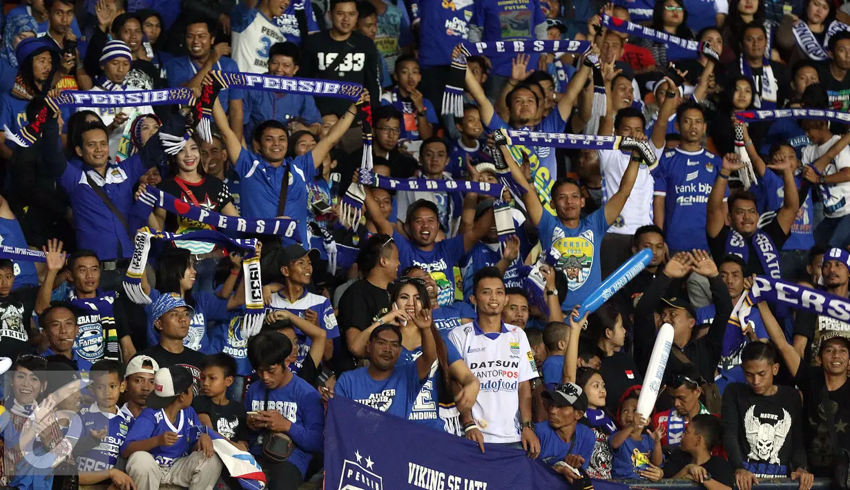 Ribuan suporter memenuhi tribun penonton memberi dukungan buat Persib saat melawan Mitra Kukar di Stadion Si Jalak Harupat, Sabtu (10/10/2015). Persib lolos ke final Piala Presiden 2015 dengan agregat 3-2. (Liputan6.com/Helmi Fithriansyah)
