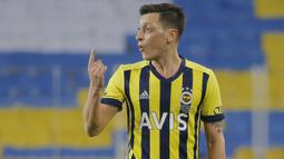 Mesut Ozil - Pemain Fenerbahce ini merupakan salah satu playmaker hebat di era sepak bola modern. Di masa jayanya Ozil menjadi penyuplai bola yang brilian untuk barisan lini depan timnya baik untuk di Timnas Jerman maupun klubnya Arsenal. (AFP/Kenan Asyali)