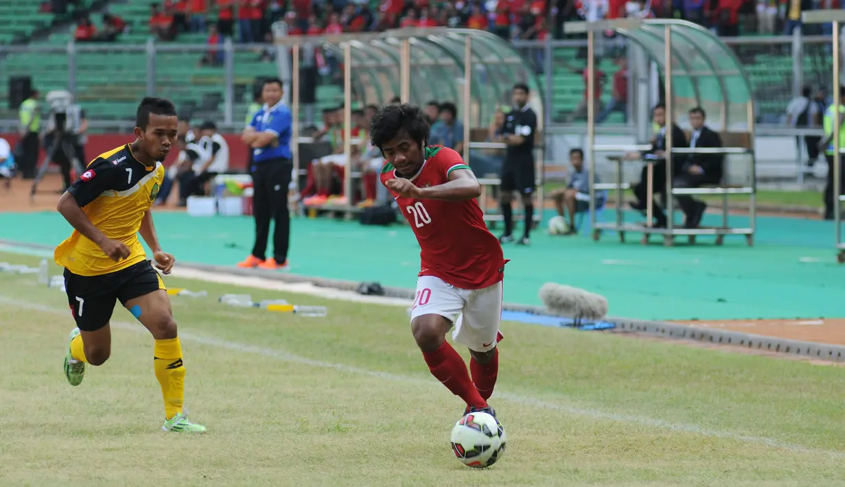 Penyerang timnas Indonesia U-23, Ilham Udin Armaiyn (kanan) menghindari kawalan pemain Brunei Darussalam, M Faiz Farhan B Kamat di laga kualifikasi grup H Piala Asia 2016 di Stadion GBK Jakarta, Minggu (29/3/2015). (Liputan6.com/Helmi Fithriansyah)