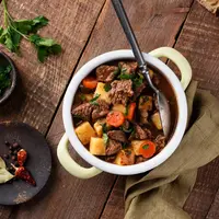 Ingin masak daging jadi lebih mudah? Yuk, coba 5 tips slow cooker ini untuk hasil yang empuk, hemat waktu, dan tanpa ribet. Cocok buat kamu yang sibuk tapi ingin tetap makan enak! (Foto dok: Freepik/jcomp).