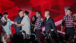 Para paslon saling bersalaman usai acara Debat Pilgub DKI 2017 putaran kedua, Jakarta, Jumat (27/1). (Liputan6.com/Faizal Fanani)