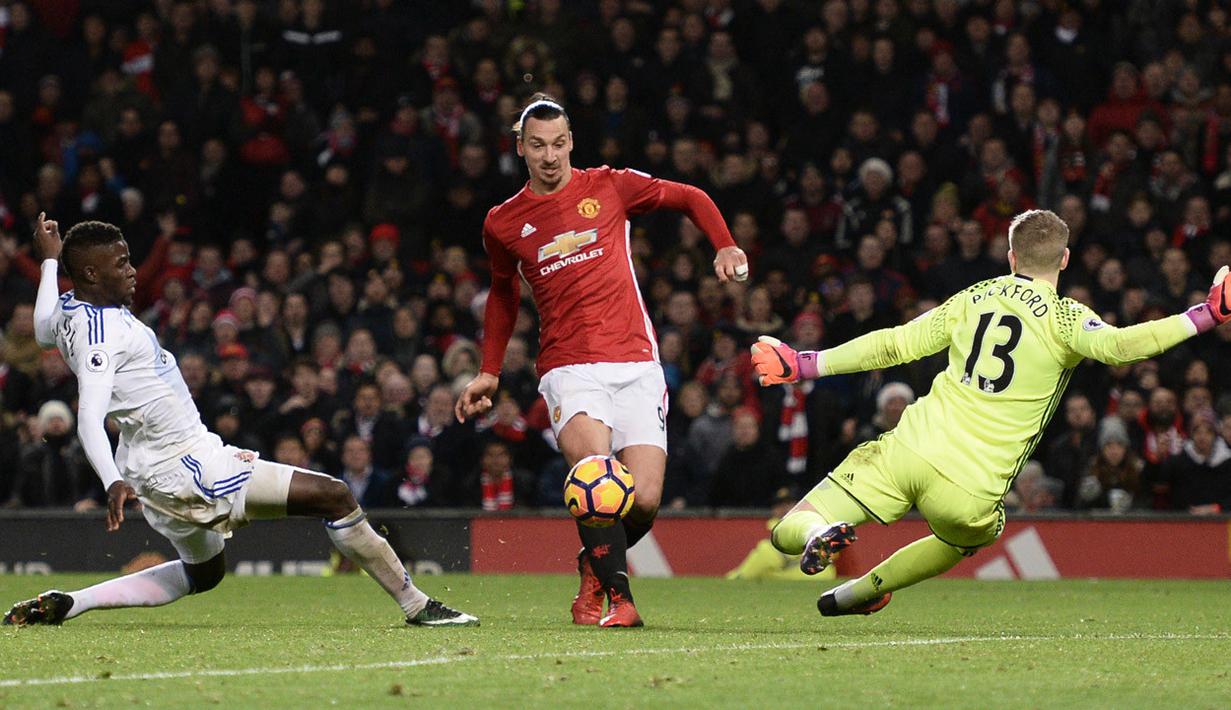 Aksi memikat Zlatan Ibrahimovic saat mengelabui kiper Sunderland Jordan Pickford, 26 Desember 2016. (AFP/Oli Scarff)