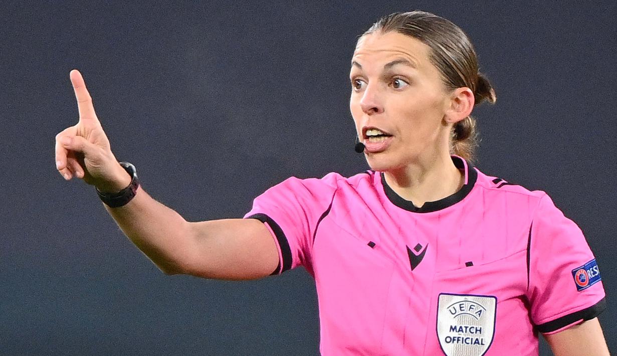 Wanita berusia 36 tahun itu tercatat sebagai wasit wanita pertama yang memimpin laga Liga Champions pria. (Photo by Vincenzo PINTO / AFP)