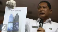 Kepala BNN Komjen Budi Waseso menunjukkan foto narkotika Blue Saphire saat rilis kasus narkotika jenis 4-CMC dan sabu di Jakarta, Kamis (2/2). (Liputan6.com/Immanuel Antonius)