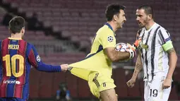 Striker Barcelona, Lionel Messi, menarik baju kiper Juventus, Gianluigi Buffon, pada laga Liga Champions di Stadion Camp Nou, Rabu (9/12/2020). Aksi La Pulga tersebut karena merasa frusatsi gagal membobol gawang Buffon. (AFP/Josep Lago)