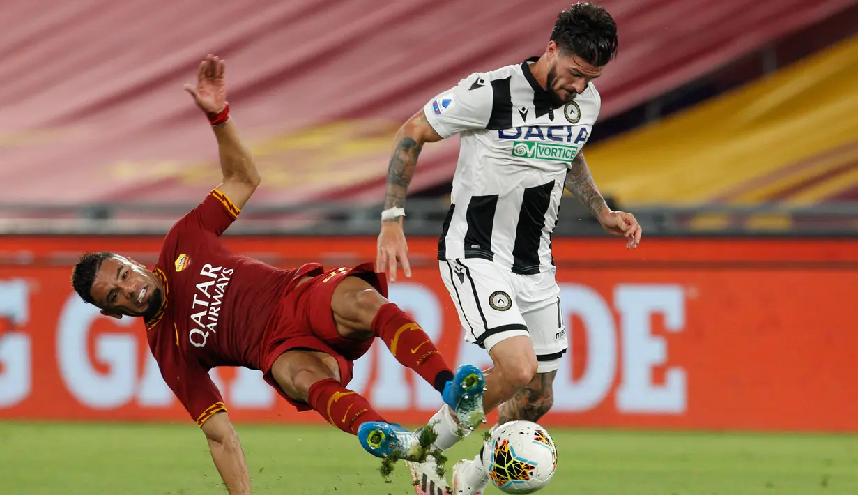 Bek AS Roma, Bruno Peres berusaha merebut bola yang dibawa pemain Udinese, Rodrigo De Paul pada pertandingan lanjutan Liga Serie A Italia di stadion Olimpiade Roma, Italia (2/7/2020). Roma takluk 0-2 atas Udinese. (AP Photo/Riccardo de Luca)
