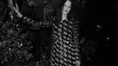 Tak kalah memukau, Marion Cotillard mengenakan black lace petticoat dress dari koleksi SS23 Haute Couture. [Dok/Chanel].