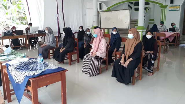 Santri di Pondok Pesantren El Bayan, Majenang, Cilacap vaksinasi Covid-19. (Foto: Liputan6.com/Muhamad Ridlo)